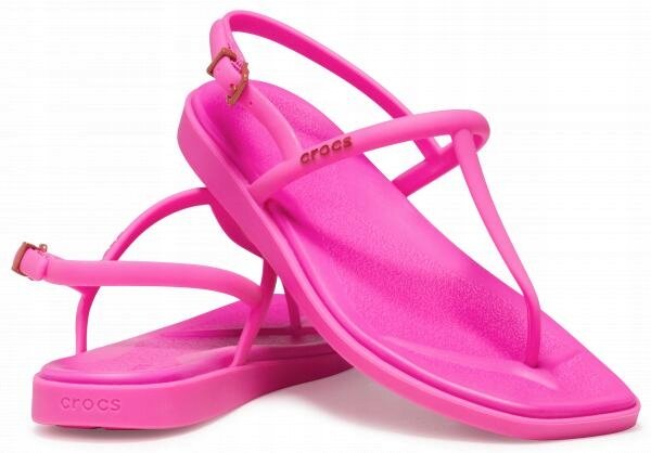 Różowe japonki z paskiem na piętę, wykonane z tworzywa sztucznego. Na podeszwie widoczne jest logo \'crocs\'.