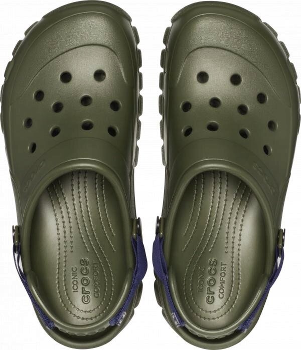 Para zielonych chodaków z otworami wentylacyjnymi i regulowanymi paskami na piętę. Wewnątrz widoczny napis: \'ICONIC CROCS COMFORT\'.