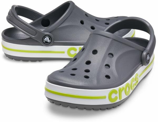 Szare chodaki z otworami wentylacyjnymi i paskiem na piętę, z białą podeszwą ozdobioną zielonym paskiem i napisem \'Crocs\'.