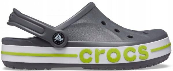 Szare chodaki z otworami wentylacyjnymi i regulowanym paskiem na piętę, z białą podeszwą ozdobioną zielonym napisem \'crocs\'.