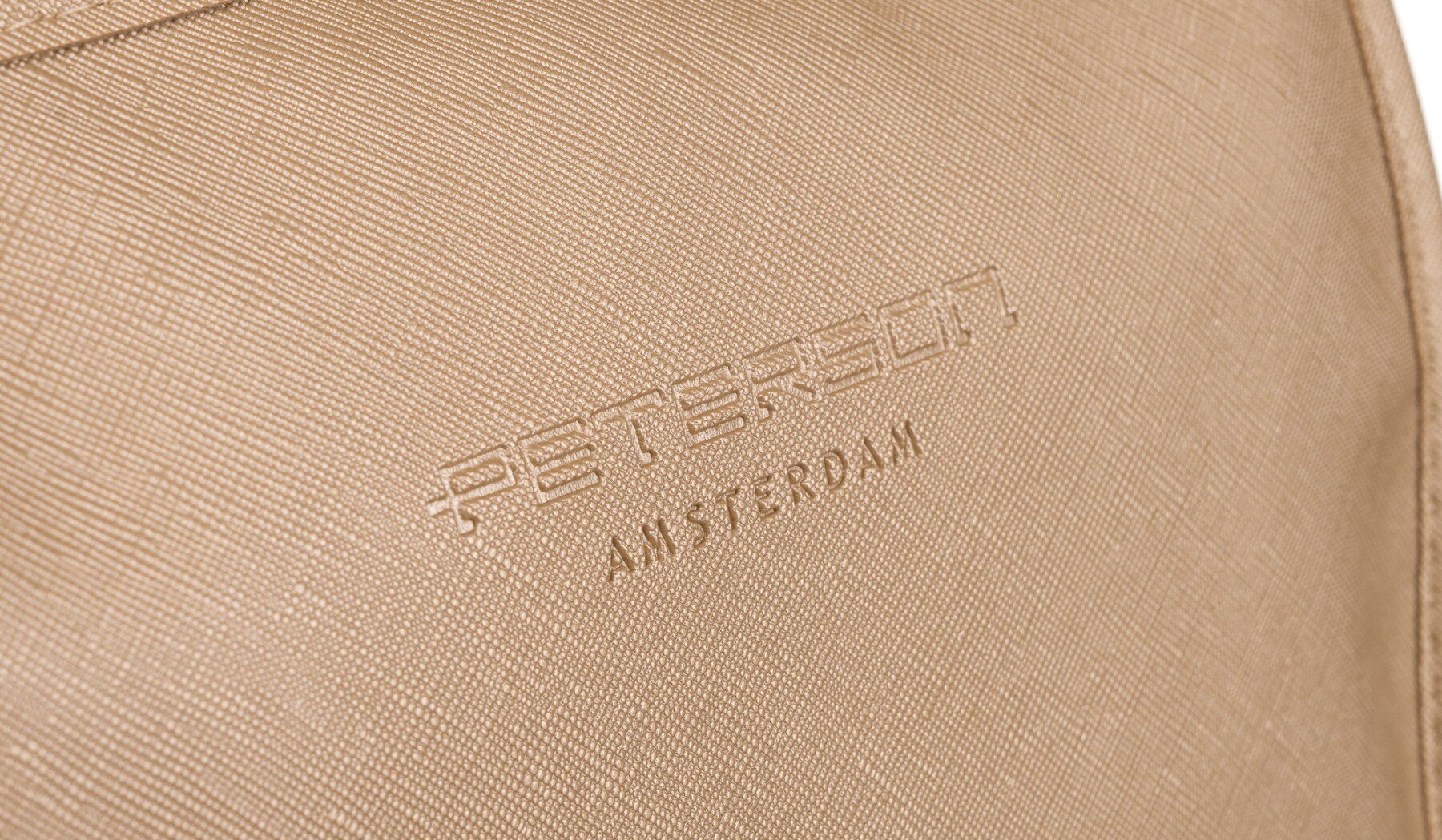 Zbliżenie na złotą powierzchnię z wytłoczonym napisem \'PETERSON AMSTERDAM\'.