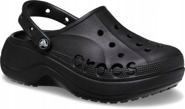 Czarne klapki typu chodaki z otworami wentylacyjnymi i paskiem na piętę. Na boku widoczne jest logo producenta oraz napis \'crocs\'.