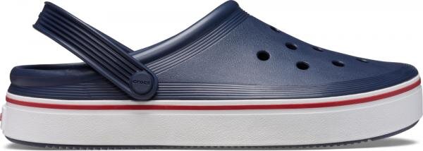 Granatowe chodaki z białą podeszwą i czerwonym paskiem, posiadają otwory wentylacyjne oraz pasek na piętę z napisem \'crocs\'.