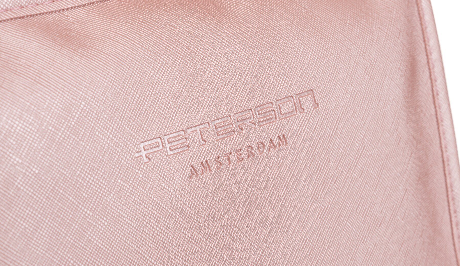 Różowa powierzchnia z teksturą, na której widnieje wytłoczony napis \'PETERSON AMSTERDAM\'.