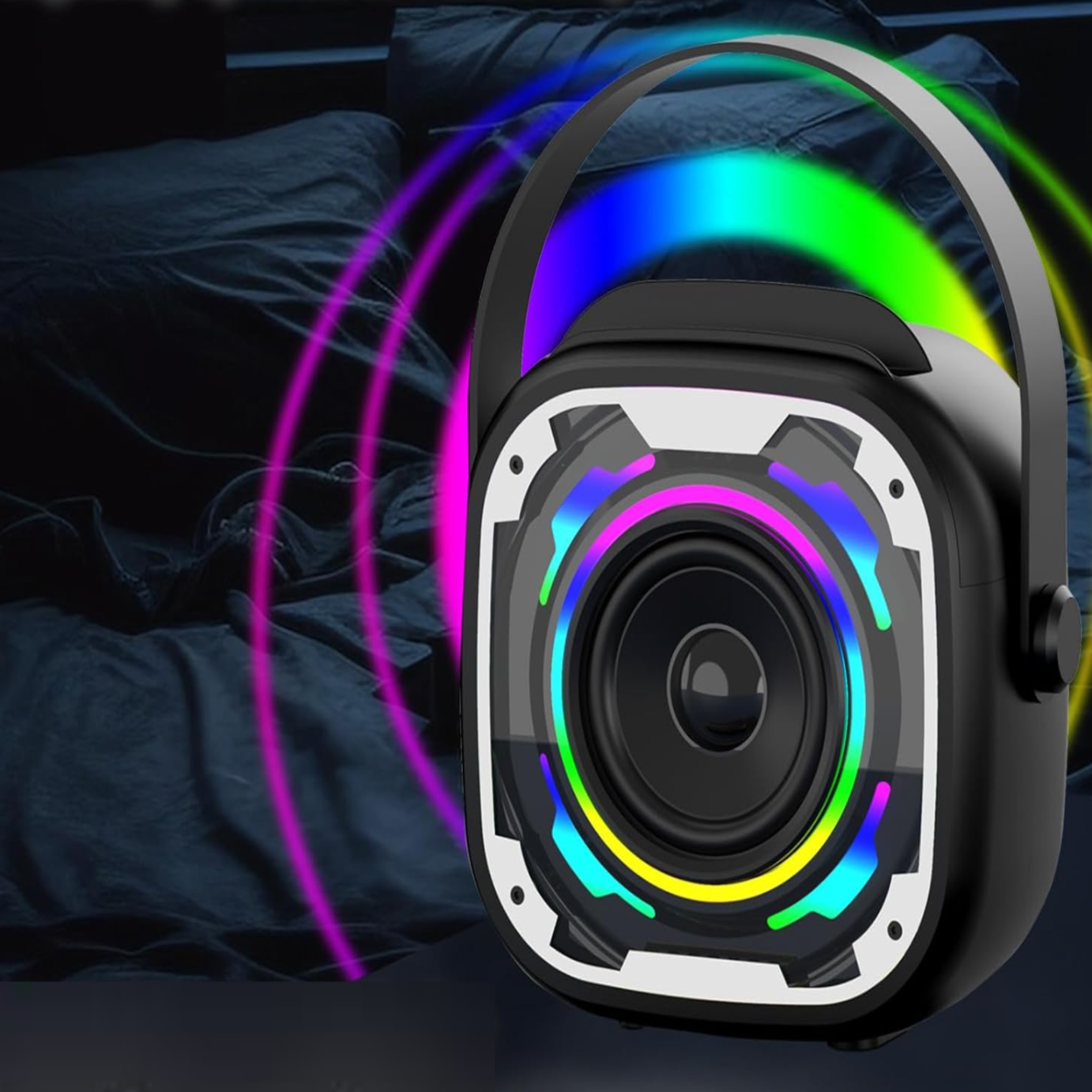 Na obrazie widoczny jest głośnik z efektem świetlnym LED RGB, emitujący kolorowe fale świetlne. W tle znajduje się ciemne, niewyraźne tło przypominające pościel.