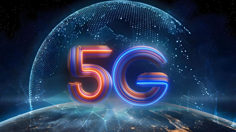 Obraz przedstawia duży, kolorowy napis \'5G\' na tle stylizowanej kuli ziemskiej z widocznymi punktami świetlnymi. W tle widać ciemne niebo z gwiazdami.