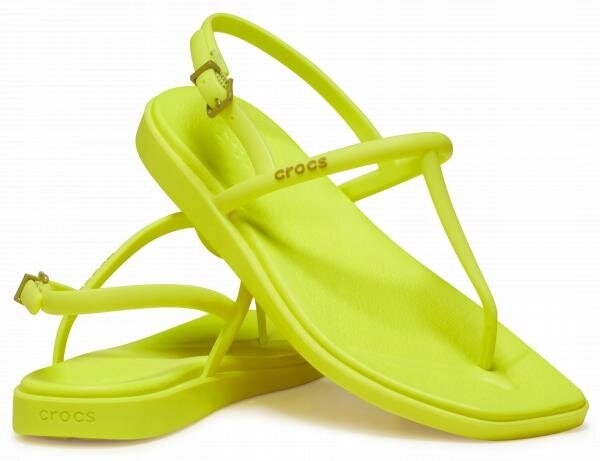 Jasnozielone japonki z cienkimi paskami i logo \'crocs\' na pasku. Buty mają prosty, minimalistyczny design.