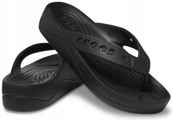 Czarne klapki typu japonki z podwyższoną platformą, z widocznym napisem \'crocs\' na pasku. Podeszwa ma teksturowaną powierzchnię dla lepszej przyczepności.