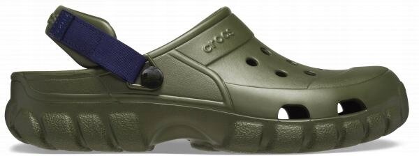 Zielony chodak z tworzywa sztucznego z otworami wentylacyjnymi i regulowanym paskiem na piętę. Na boku widoczne jest logo \'crocs\'.