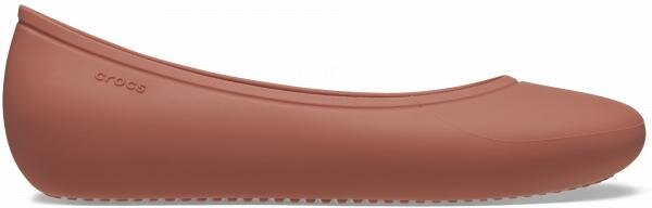Na obrazie widoczne są damskie buty baleriny w kolorze brązowym z logo \'crocs\' na boku. Buty mają gładką powierzchnię i zaokrąglony nosek.