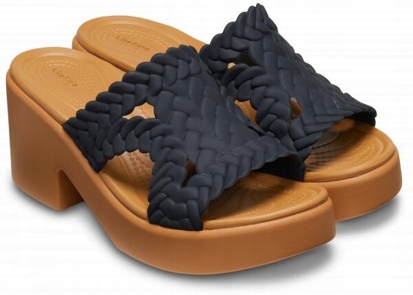 Para damskich klapek na koturnie z plecionym wzorem w ciemnym kolorze na paskach i jasnobrązową podeszwą. Na wkładce widoczny jest napis \'Crocs\'.