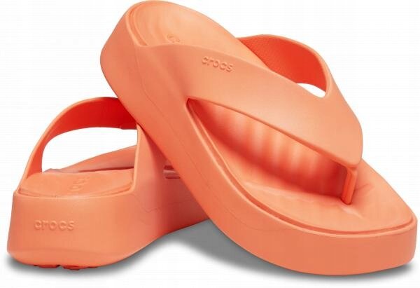 Para pomarańczowych klapek z platformą, z widocznym logo \'crocs\' na boku.