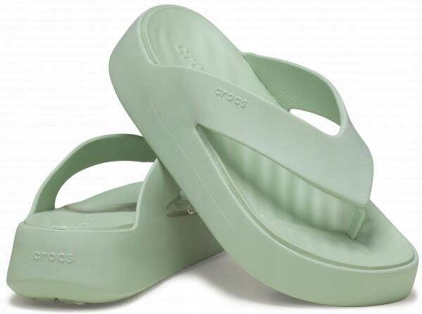 Para jasnozielonych klapek na platformie z widocznym logo \'crocs\' na pasku. Klapki mają prosty, nowoczesny design z grubą podeszwą.