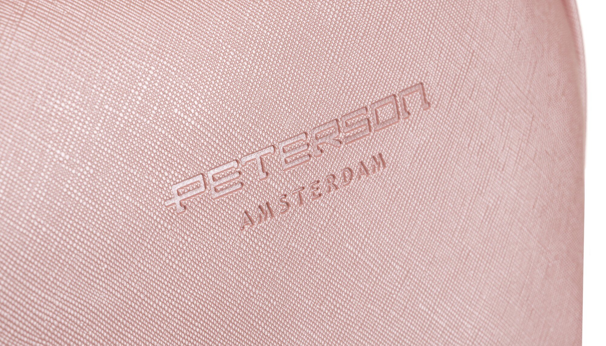 Zbliżenie na różową powierzchnię z wytłoczonym napisem \'PETERSON AMSTERDAM\'.