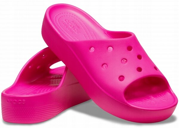 Różowe klapki z otworami na górze i podwyższoną platformą. Na wewnętrznej stronie widoczny jest napis \'Crocs\'.