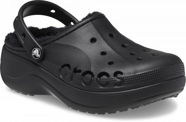 Czarne ocieplane chodaki z platformą, z widocznym logo producenta i napisem \'crocs\' na boku. Buty mają otwory wentylacyjne i pasek na piętę.