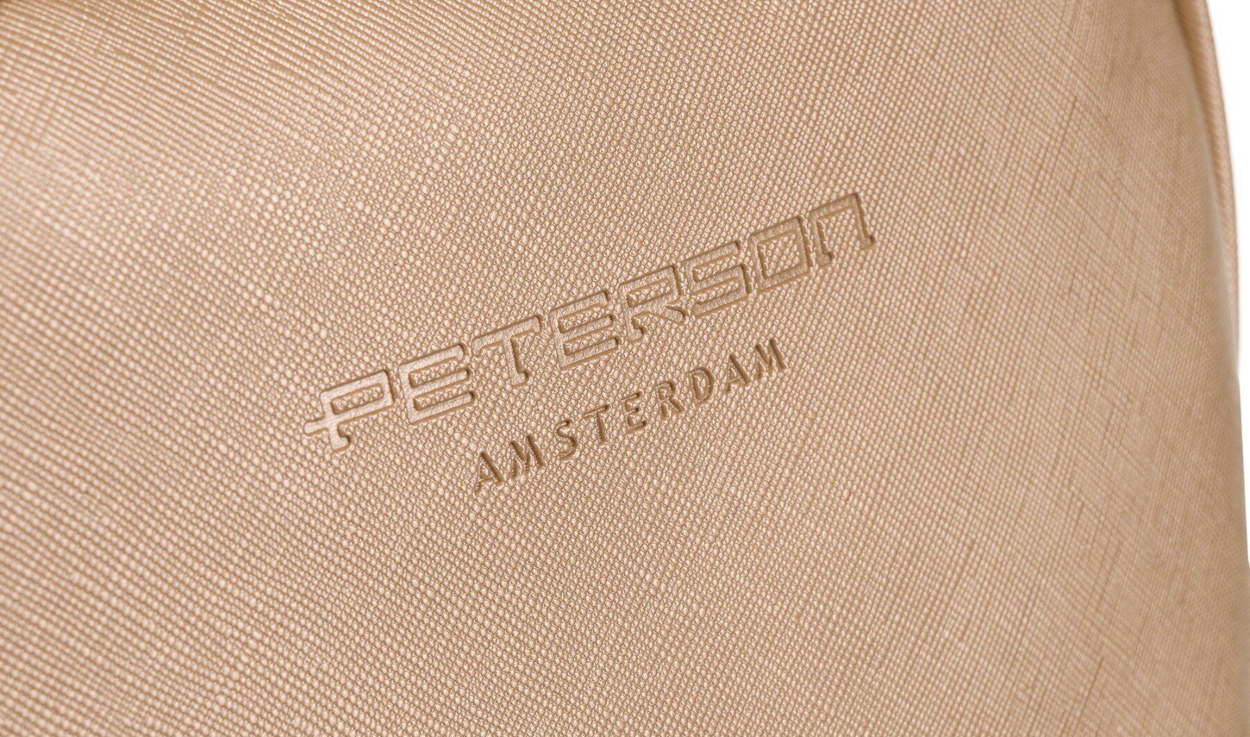 Zbliżenie na złotą powierzchnię z wytłoczonym napisem \'PETERSON AMSTERDAM\'.
