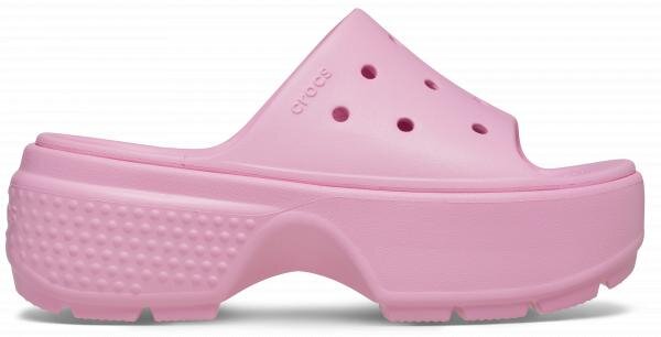 Różowy klapek na platformie z otworami wentylacyjnymi i napisem \'crocs\' na boku. Podeszwa ma teksturowaną powierzchnię.