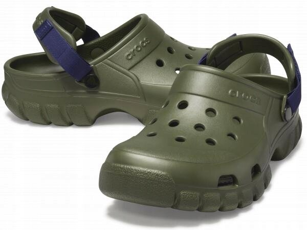 Zielone chodaki z otworami wentylacyjnymi i regulowanym paskiem na piętę. Na powierzchni widoczne jest logo \'crocs\'.