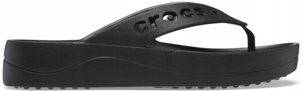 Czarne klapki typu japonki z platformą, z wyciętym napisem \'crocs\' na pasku.