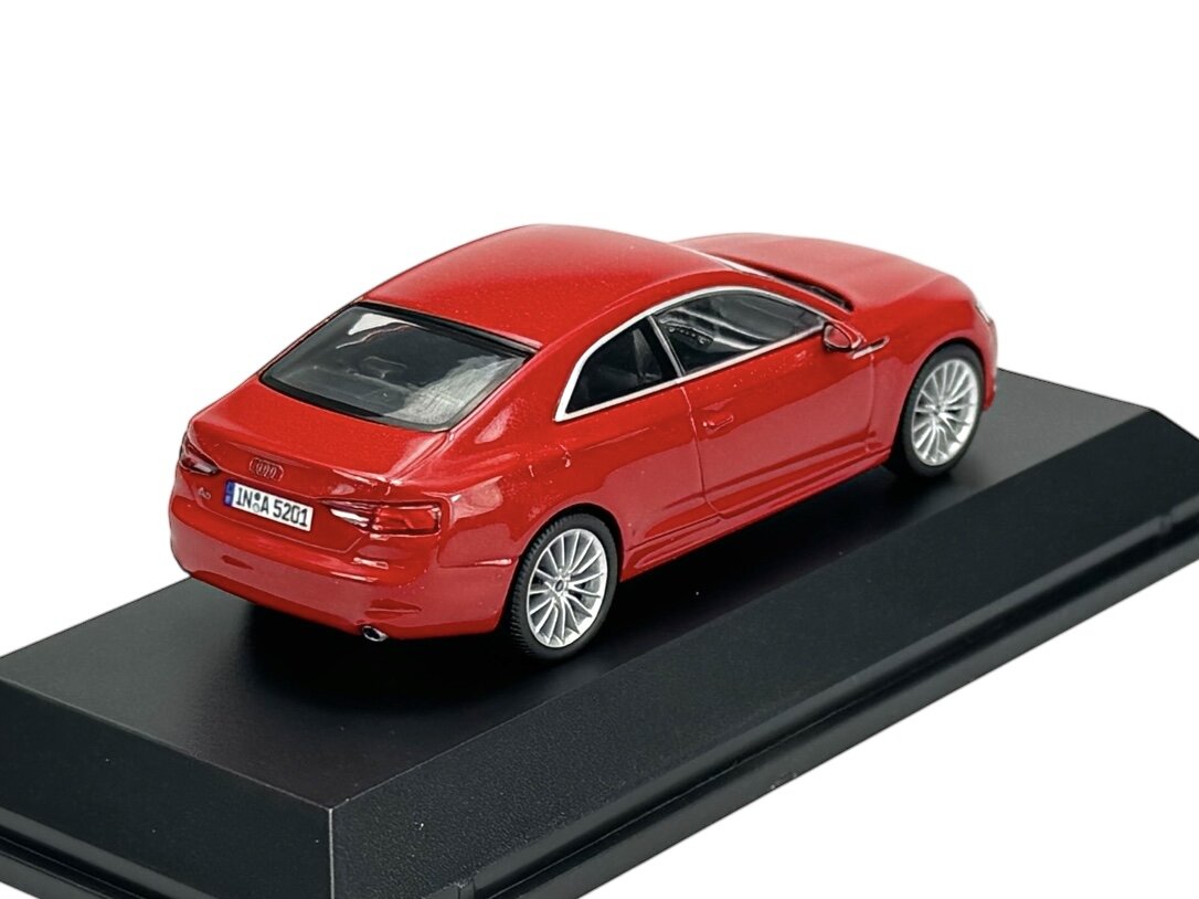 Czerwony model samochodu w skali 1:43 umieszczony na czarnej podstawce. Na tylnej tablicy rejestracyjnej widnieje napis \'IN-A 5201\'.