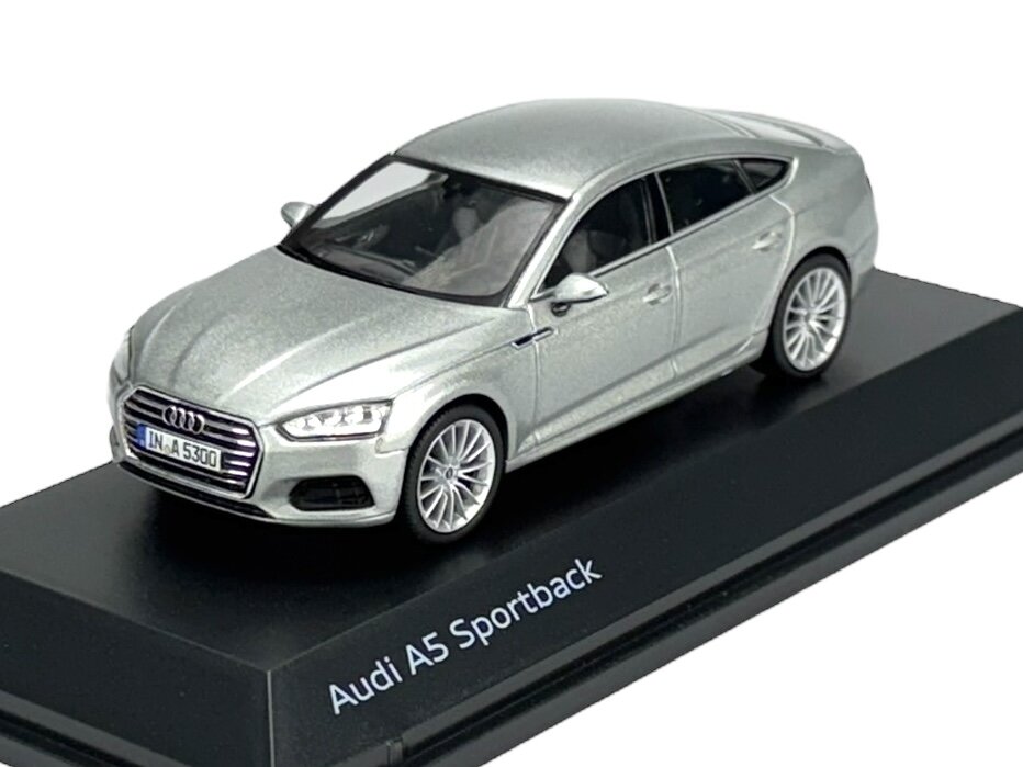 Model samochodu Audi A5 Sportback w kolorze srebrnym, umieszczony na czarnej podstawce z napisem \'Audi A5 Sportback\'.