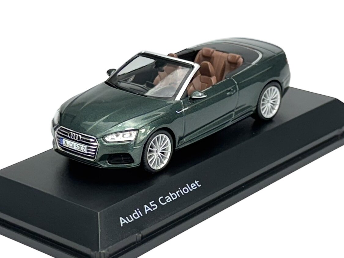 Model samochodu Audi A5 Cabriolet w kolorze zielonym, umieszczony na czarnej podstawce z napisem \'Audi A5 Cabriolet\'.