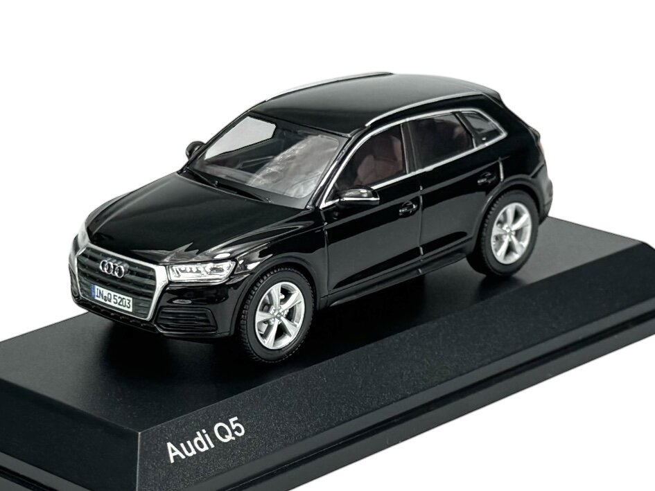 Model samochodu Audi Q5 w kolorze czarnym, umieszczony na podstawce z napisem \'Audi Q5\'.