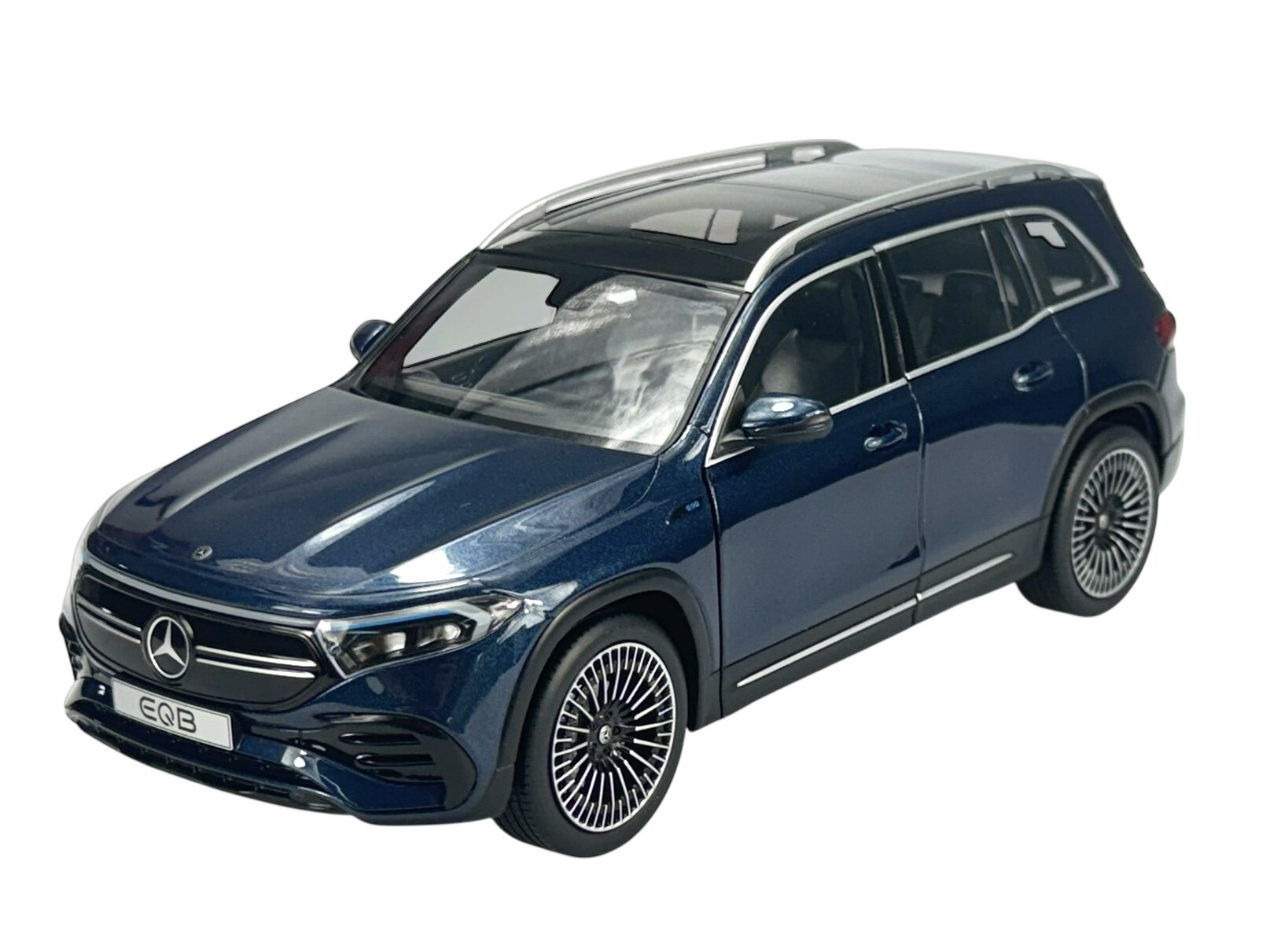 Model samochodu w kolorze niebieskim z logo Mercedes na masce i tablicą rejestracyjną z napisem \'EQB\'.