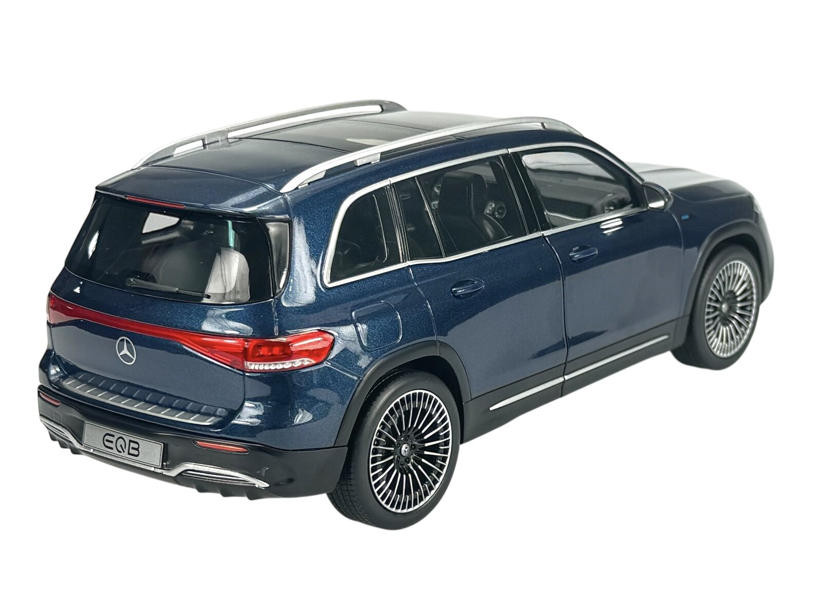 Model samochodu w kolorze niebieskim z widocznym logo Mercedes na tylnej klapie. Na tablicy rejestracyjnej widnieje napis \'EQB\'.