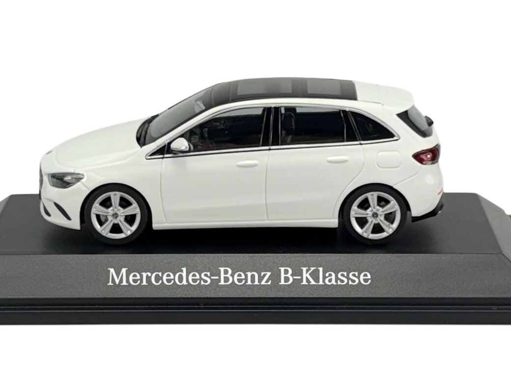 Model samochodu w kolorze białym umieszczony na podstawce z napisem \'Mercedes-Benz B-Klasse\'.