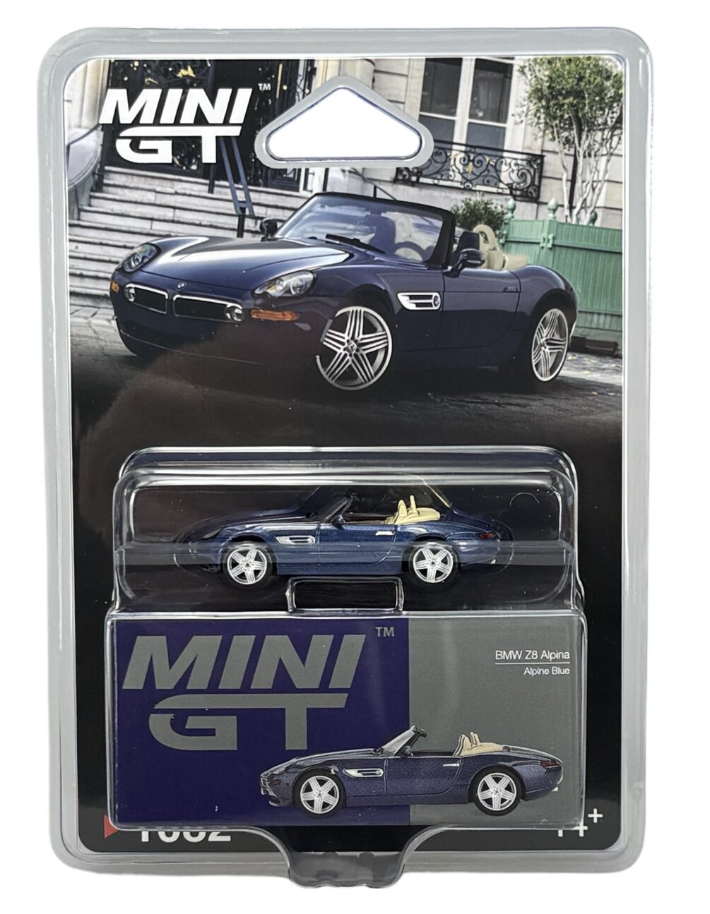 Opakowanie z modelem samochodu Mini GT w kolorze niebieskim, przedstawiające BMW Z8 Alpina. Na opakowaniu widoczne jest logo \'MINI GT\' oraz napis \'BMW Z8 Alpina Alpine Blue\'.