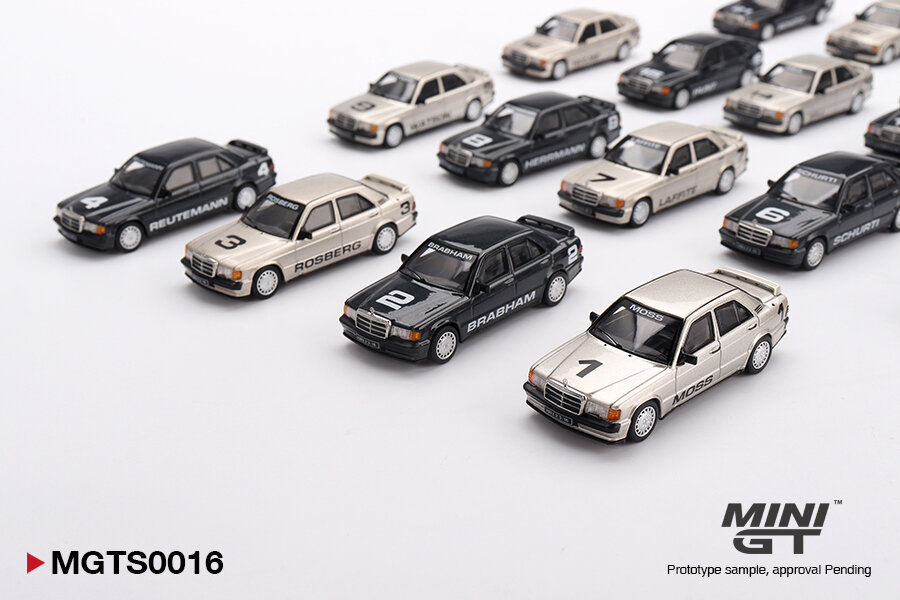 Na obrazie znajduje się zestaw miniaturowych modeli samochodów wyścigowych w dwóch kolorach: czarnym i beżowym, z numerami i nazwiskami na bokach. W prawym dolnym rogu widoczne jest logo \'MINI GT\' oraz tekst \'MGTS0016\'.