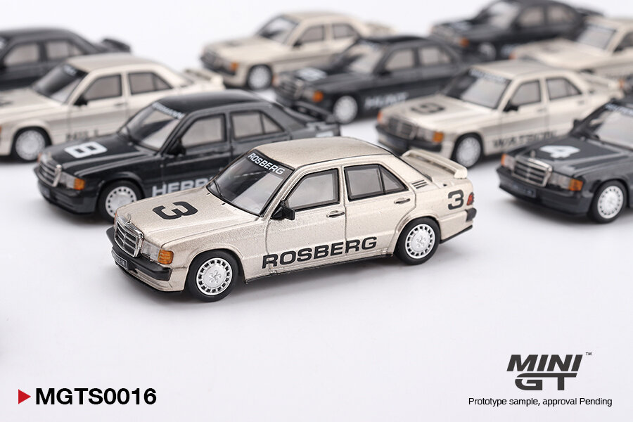 Na obrazie widoczne są miniaturowe modele samochodów wyścigowych w różnych kolorach, z numerami i napisami na bokach, w tym \'ROSBERG\' i \'3\'. W prawym dolnym rogu znajduje się logo \'MINI GT\' oraz tekst \'MGTS0016\'.