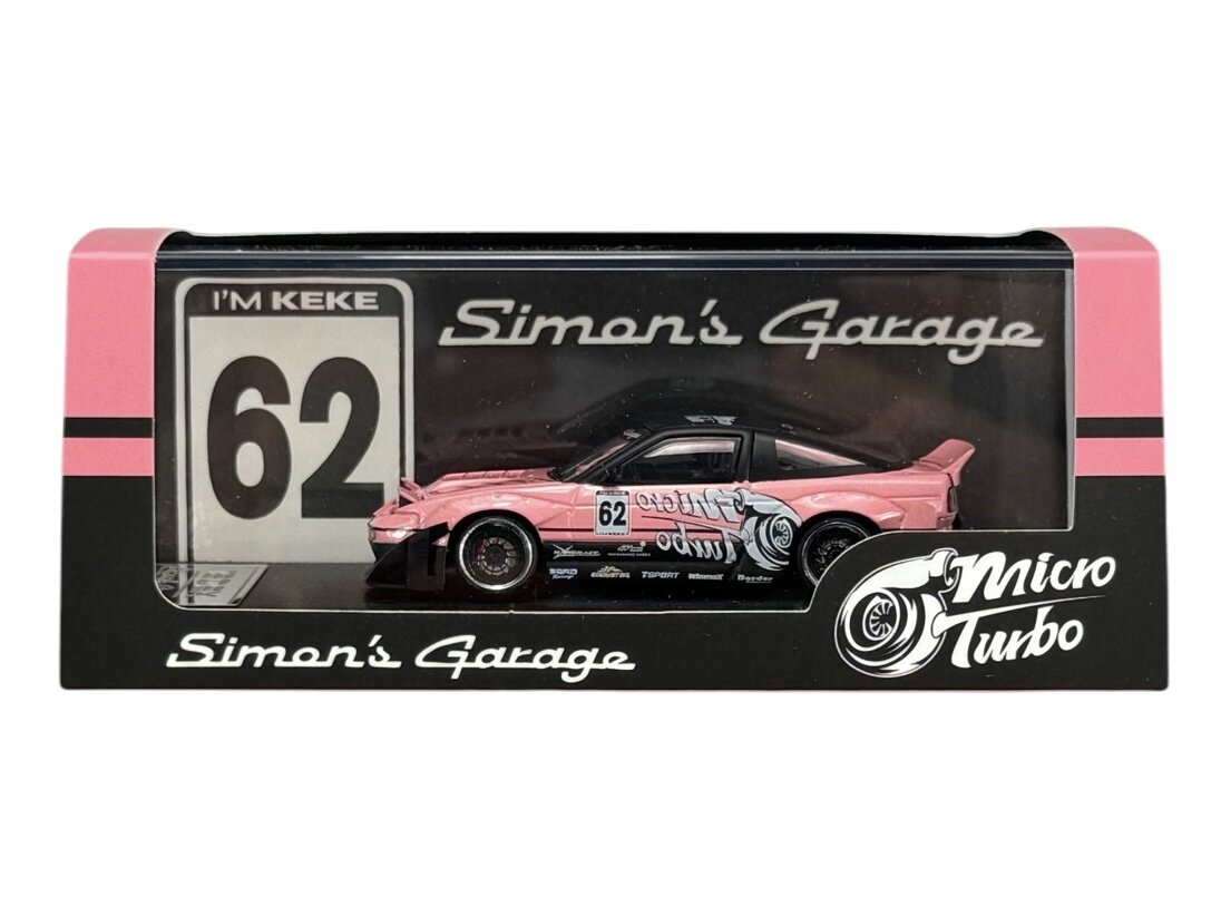 Model samochodu w skali 1:64 w różowym kolorze z czarnymi i białymi detalami, umieszczony w opakowaniu z napisem \'Simon\'s Garage\' i \'Micro Turbo\'. Widoczny numer \'62\' oraz napis \'I\'M KEKE\'.