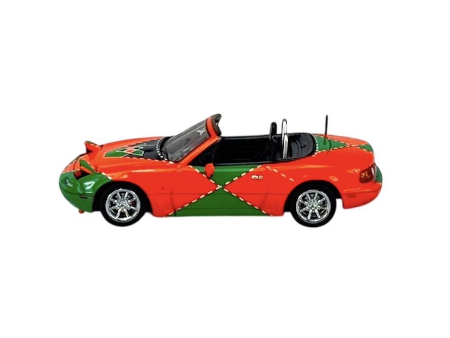 Model samochodu w skali 1:64 przedstawia kabriolet w kolorach pomarańczowym i zielonym z wzorem w romby. Posiada srebrne felgi i otwarty dach.