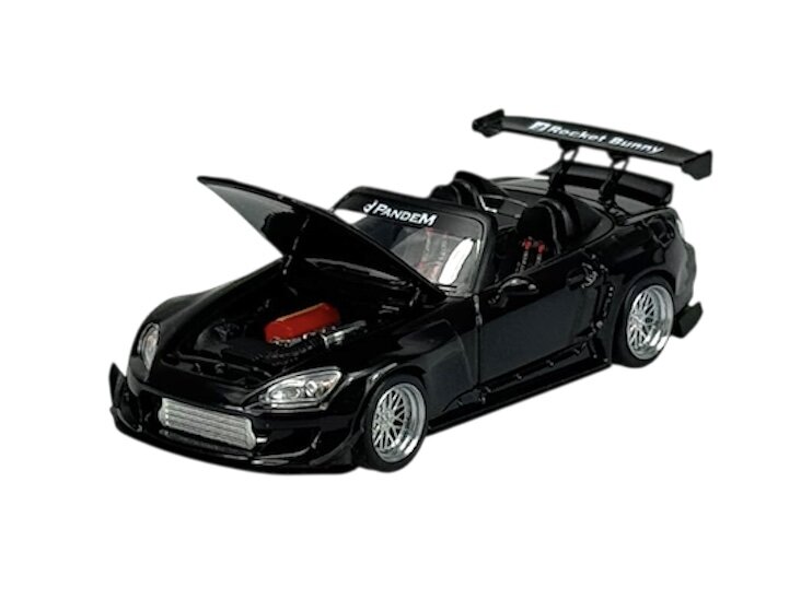 Czarny model samochodu z otwartą maską, odsłaniający czerwony silnik. Na przedniej szybie widoczny jest napis \'Pandem\', a na tylnym spojlerze \'Rocket Bunny\'.
