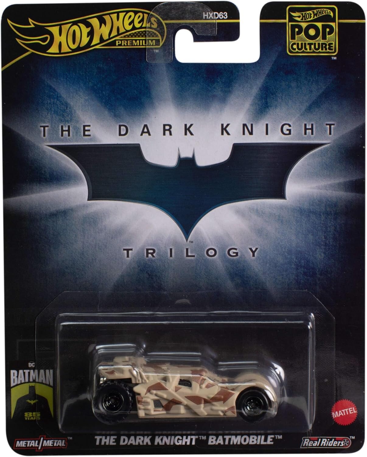 Opakowanie modelu Hot Wheels Premium z serii Pop Culture, przedstawiające Batmobil z filmu \'The Dark Knight\'. Na opakowaniu widnieje logo \'The Dark Knight Trilogy\' oraz napis \'THE DARK KNIGHT BATMOBILE\'.