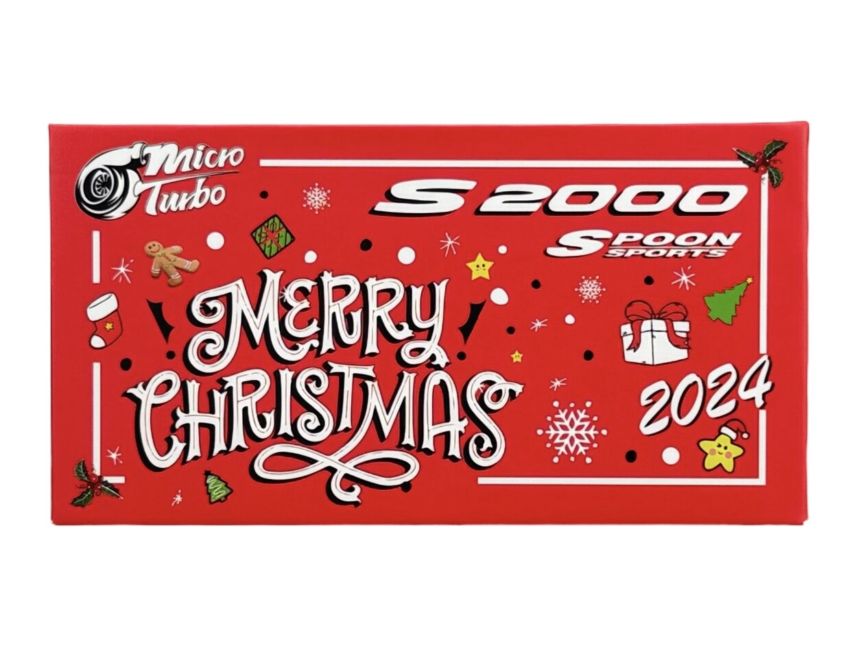Czerwone pudełko z napisami \'Micro Turbo\', \'S 2000\', \'Spoon Sports\', \'Merry Christmas\' i \'2024\', ozdobione świątecznymi motywami jak śnieżynki, prezenty i gwiazdki.