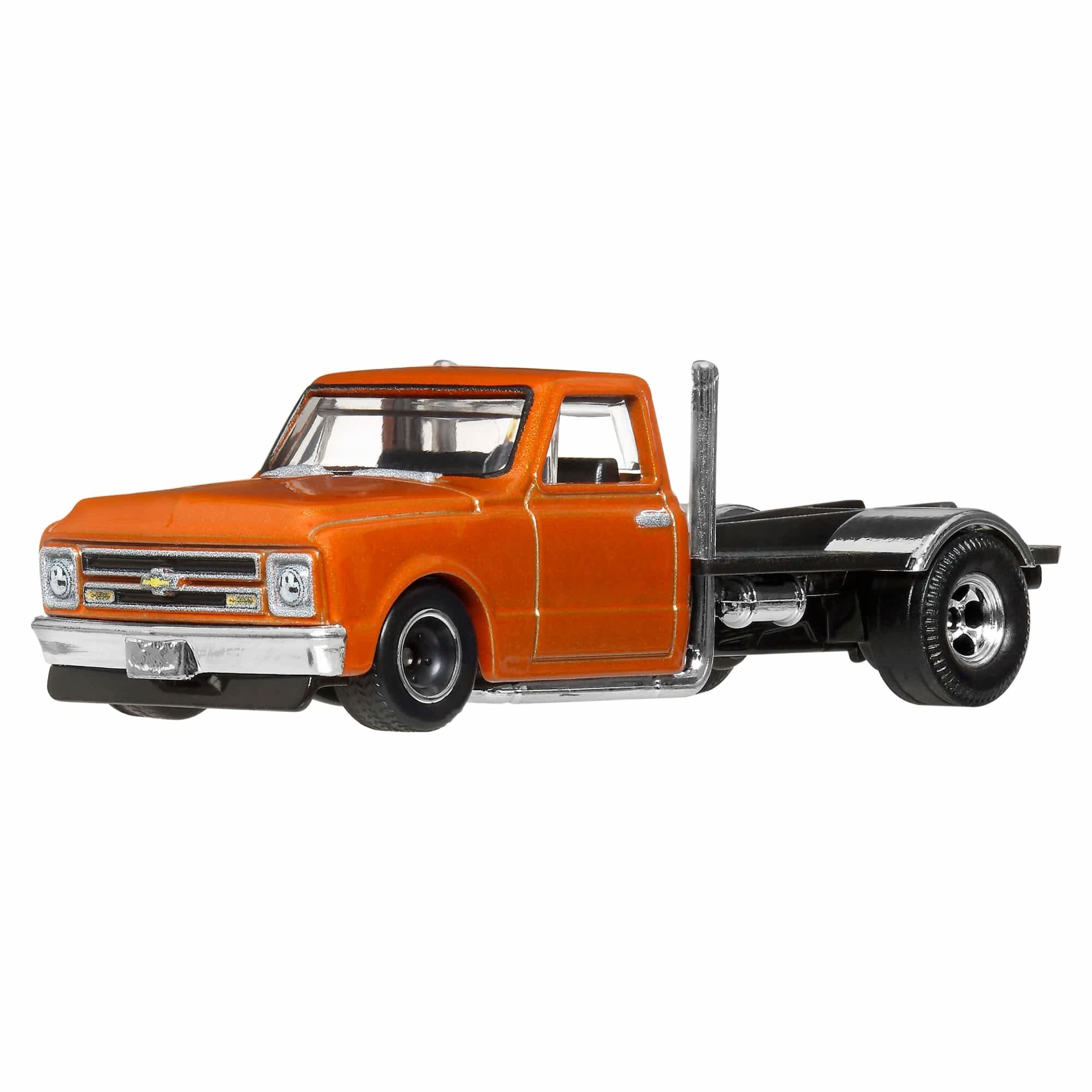 Model samochodu ciężarowego w kolorze pomarańczowym z metalicznymi elementami, przedstawiający 1967 Chevy Custom C-10. Pojazd ma czarne koła i srebrne detale na przedniej części.