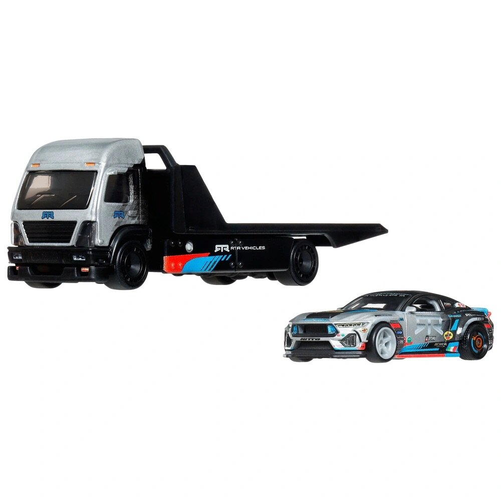 Na obrazie widoczny jest metalowy model samochodu wyścigowego oraz laweta. Samochód ma srebrne nadwozie z kolorowymi detalami, a laweta jest czarna z logo \'RTR Vehicles\'.