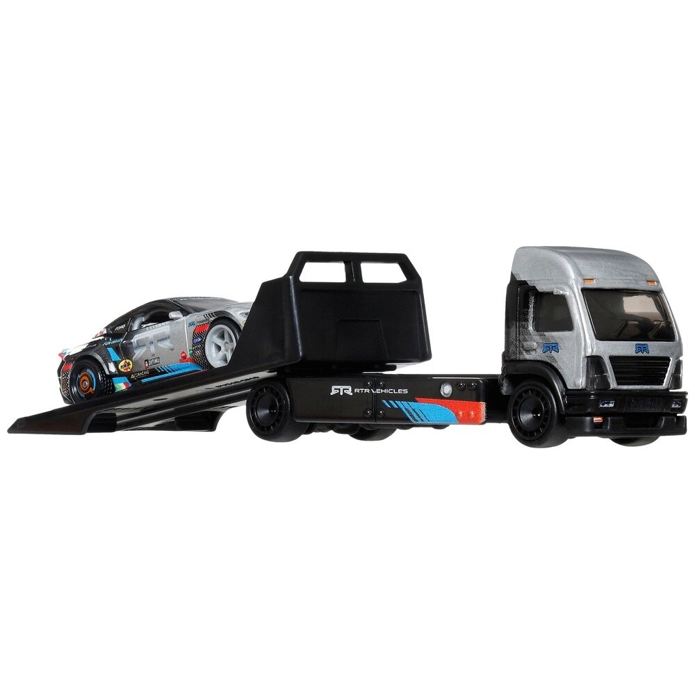 Na obrazie widoczny jest metalowy model samochodu sportowego na lawecie. Na lawecie znajduje się napis \'RTR Vehicles\'.