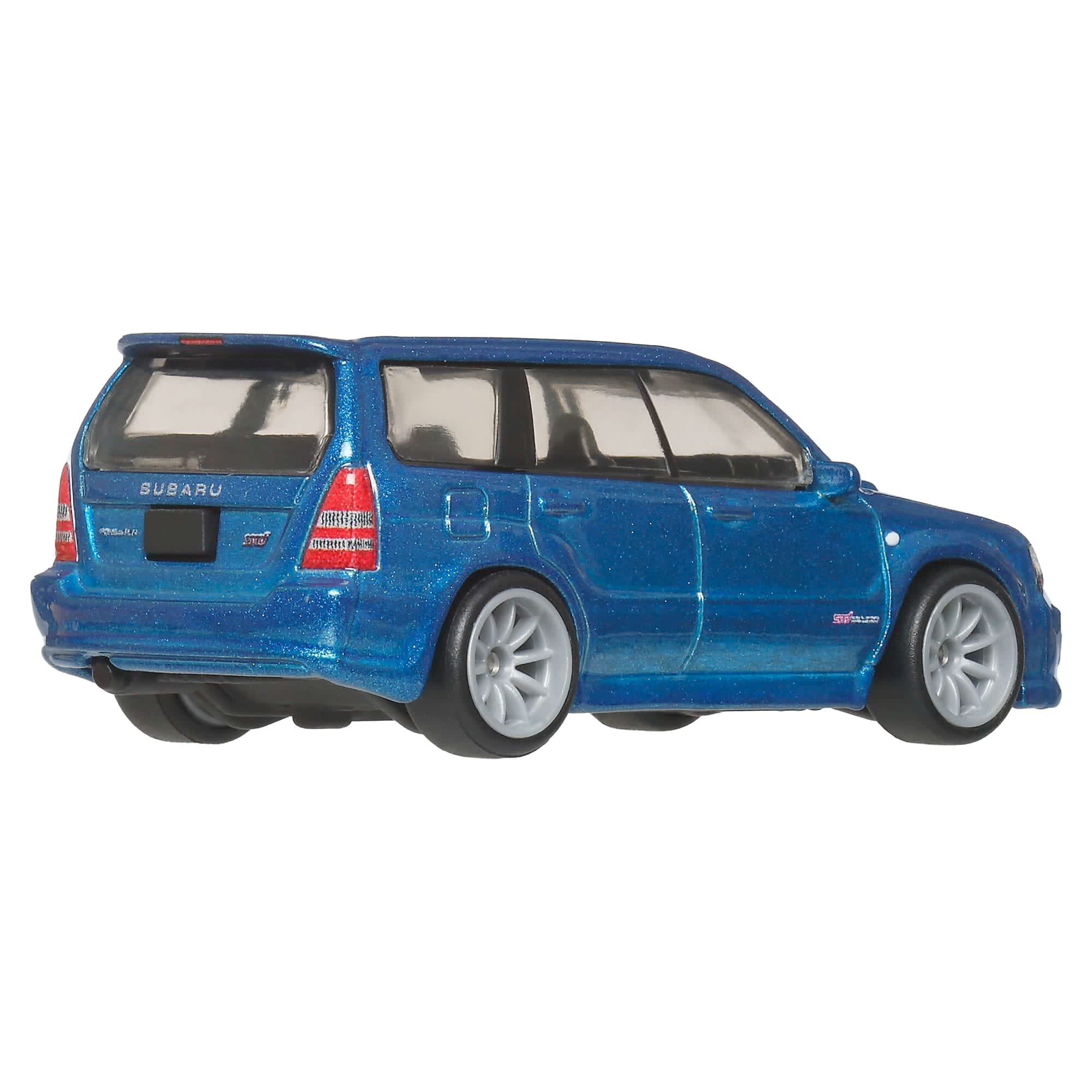 Model samochodu w skali 1:64 przedstawiający niebieski pojazd Subaru z widocznym logo \'SUBARU\' z tyłu. Samochód ma srebrne felgi i przyciemniane szyby.