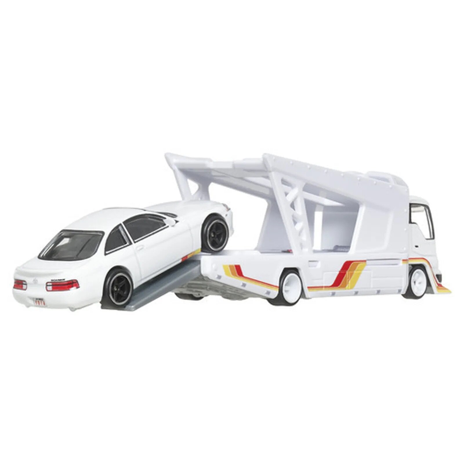 Na obrazie widoczny jest biały model samochodu sportowego na platformie transportera, który również jest biały z kolorowymi paskami. Oba pojazdy są wykonane z metalu i mają szczegółowe wykończenia.