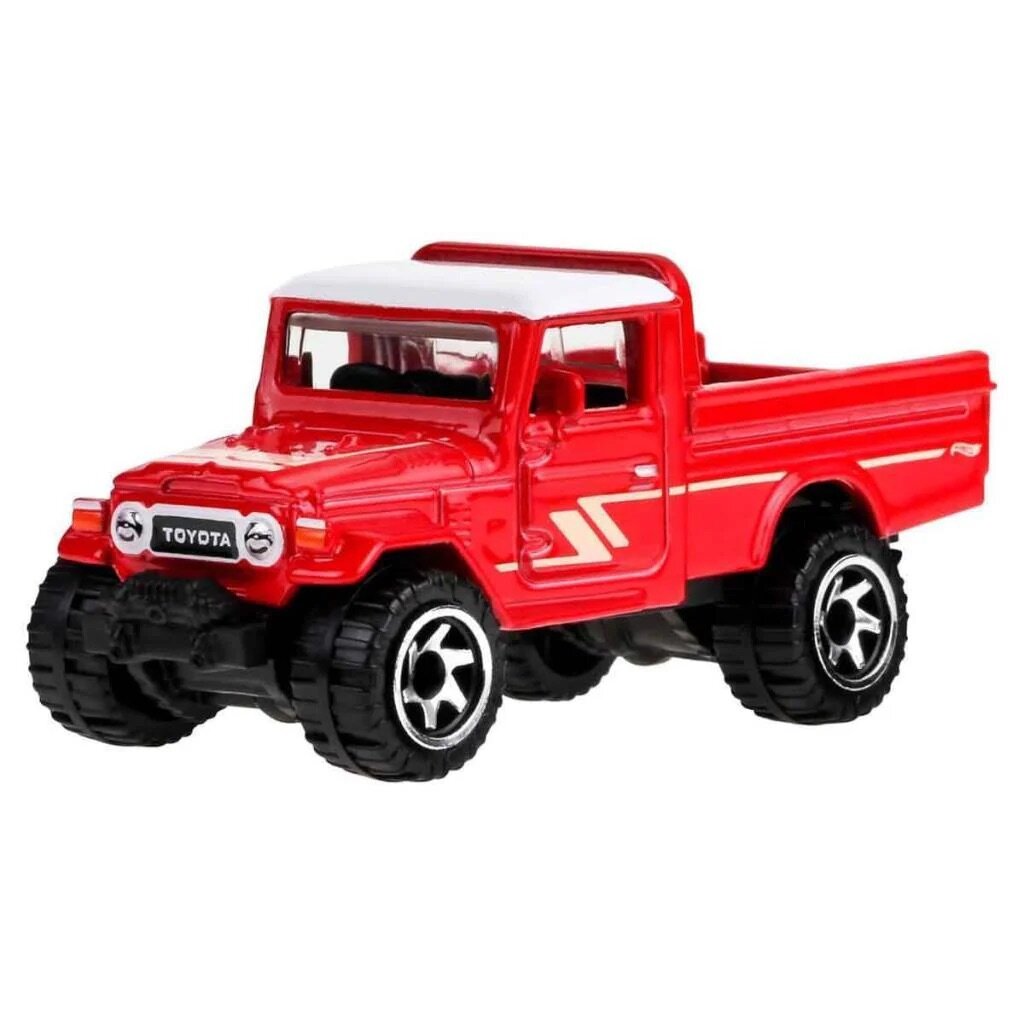 Czerwony model samochodu terenowego z białym dachem i czarnymi kołami. Na przodzie widoczny napis \'TOYOTA\'.