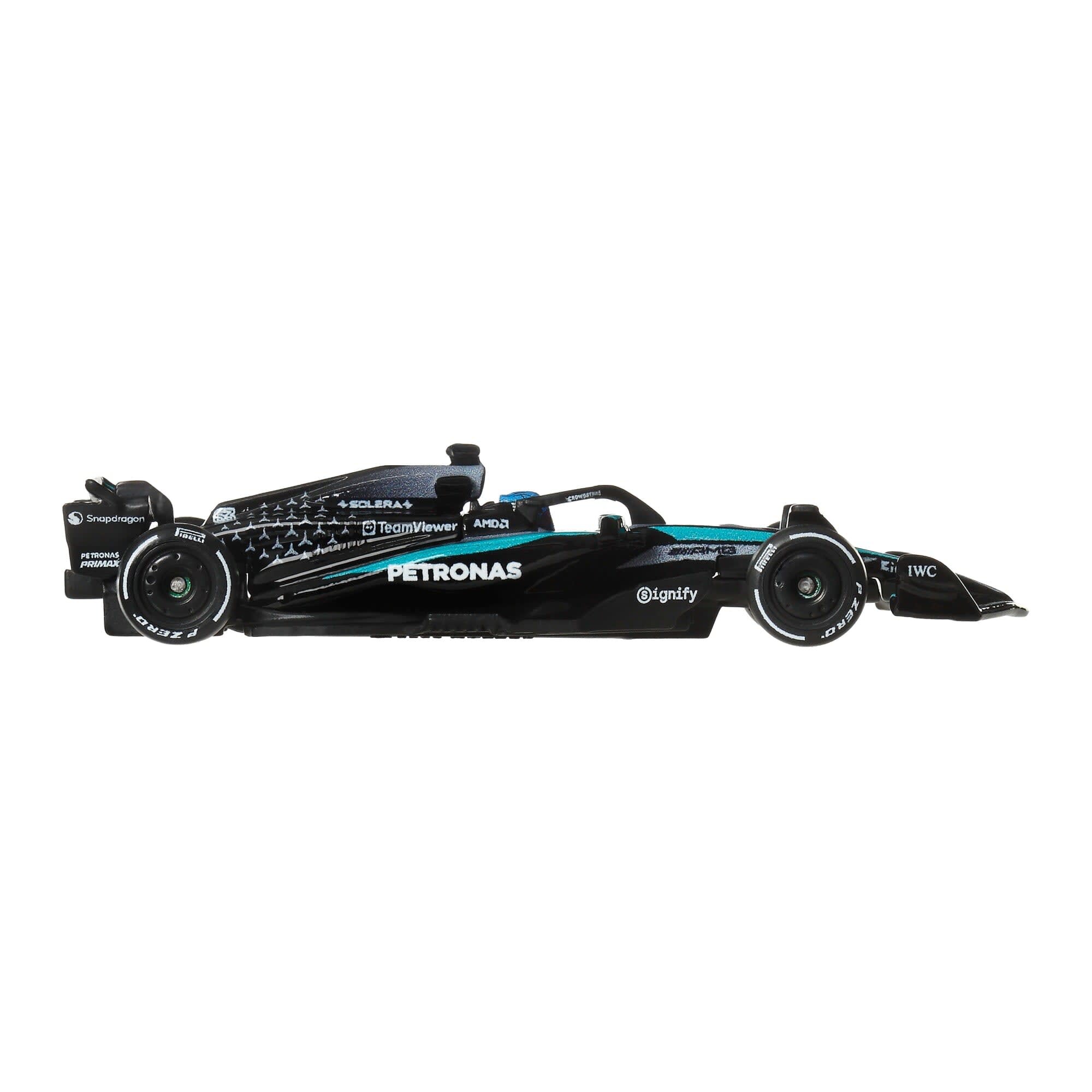 Model samochodu wyścigowego w kolorze czarnym z widocznymi logotypami \'PETRONAS\', \'Snapdragon\', \'TeamViewer\', \'AMD\', \'IWC\' i \'Ignify\'. Samochód ma szczegółowe elementy aerodynamiczne i opony z napisem \'Pirelli\'.