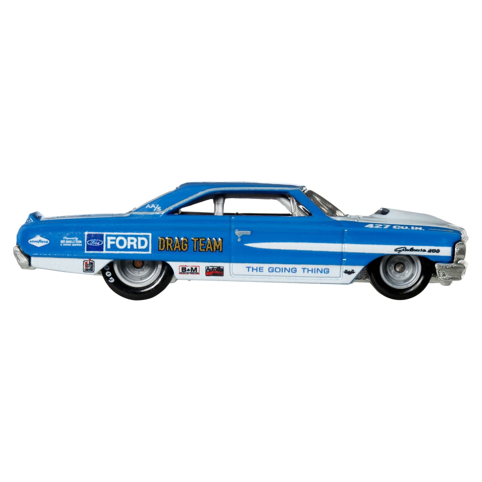 Model samochodu w skali 1:64, przedstawiający niebiesko-biały pojazd z napisami \'FORD DRAG TEAM\' i \'THE GOING THING\' na boku.