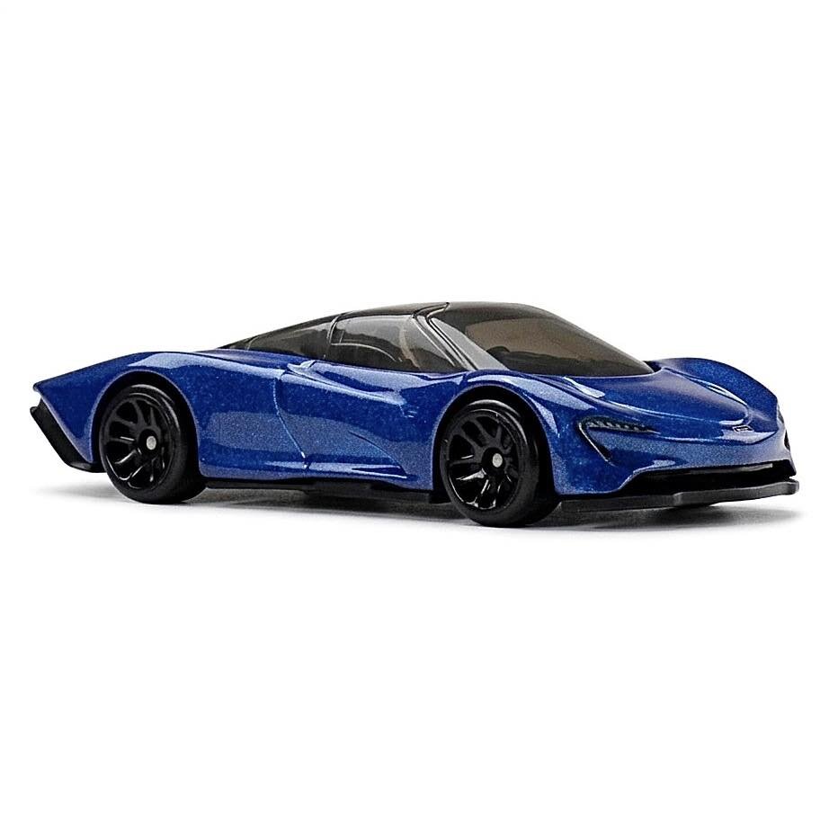 Model samochodu w kolorze niebieskim z czarnymi kołami, o aerodynamicznym kształcie i przyciemnianych szybach.