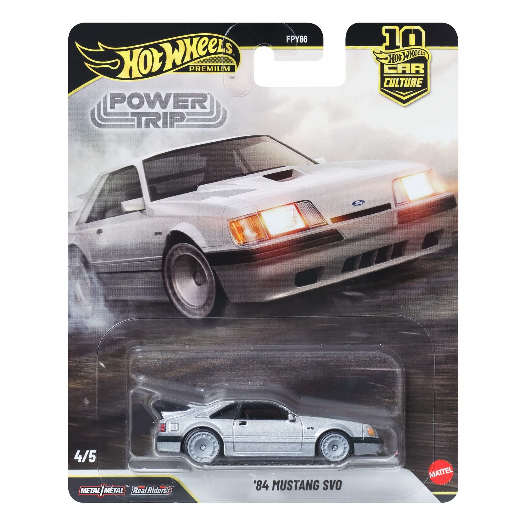 Opakowanie modelu samochodu Hot Wheels z widocznym napisem \'POWER TRIP\' oraz \'84 MUSTANG SVO\'. W dolnej części znajduje się metalowy model samochodu w kolorze srebrnym.