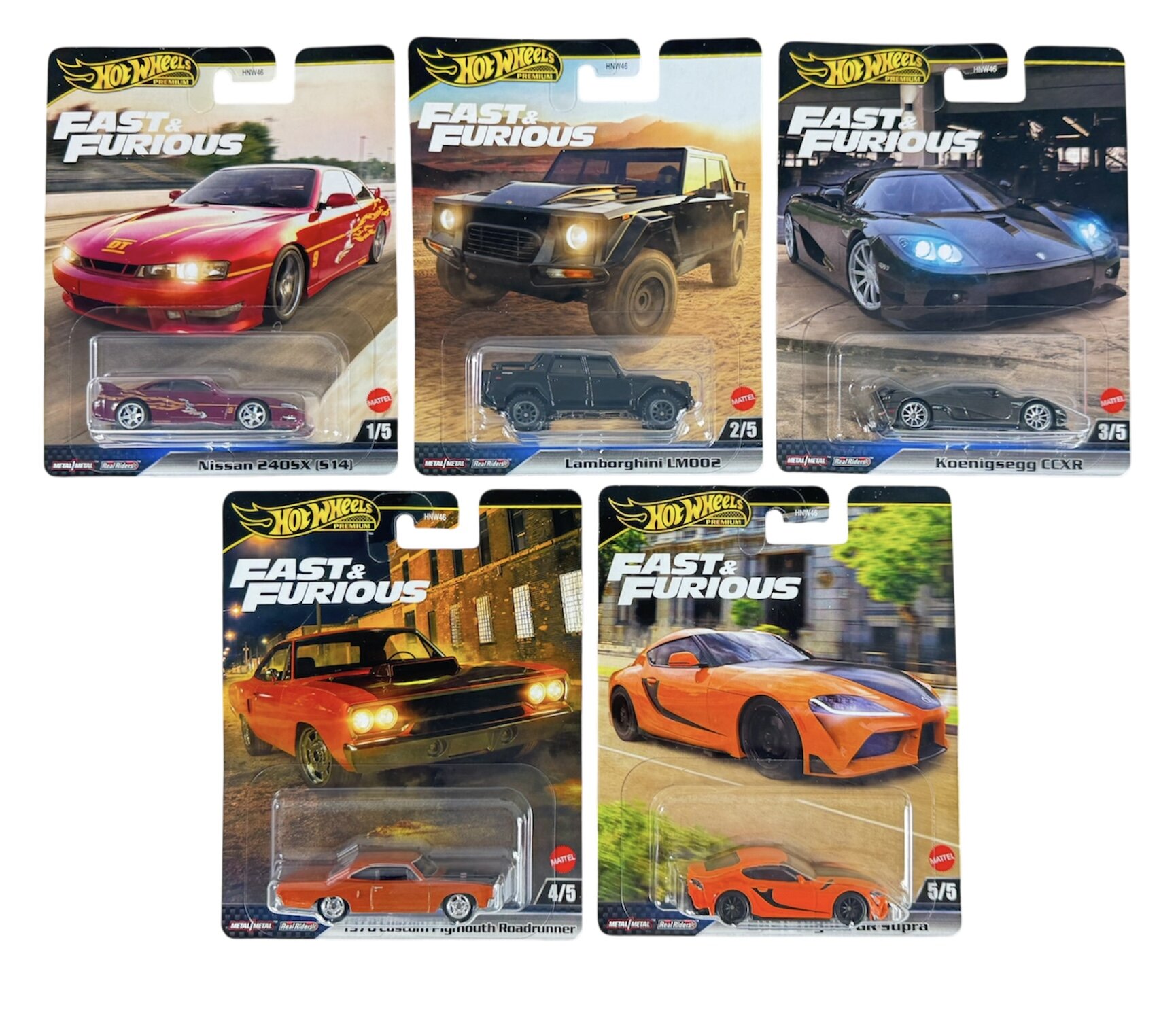 Na obrazie widoczne są opakowania pięciu modeli samochodów Hot Wheels z serii Fast & Furious. Każde opakowanie zawiera metalowy model samochodu oraz grafikę przedstawiającą pojazd w tle.